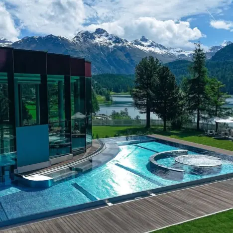 Sparkling on the Red Carpet: Iconic Jewelers and Their Legendary Golden Globes Moments