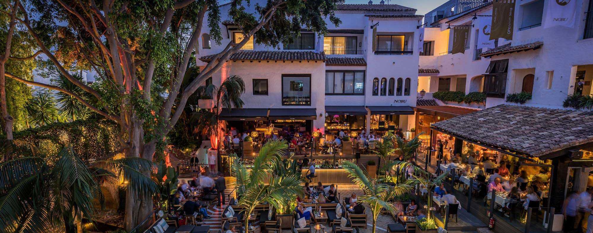 la plaza by night
