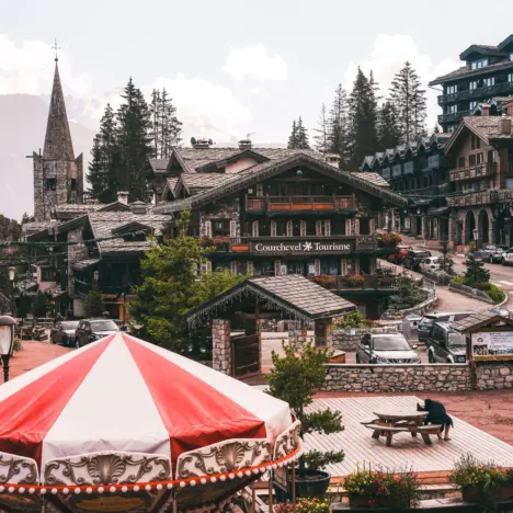 The Grand National: A Meeting of British Tradition and Luxury