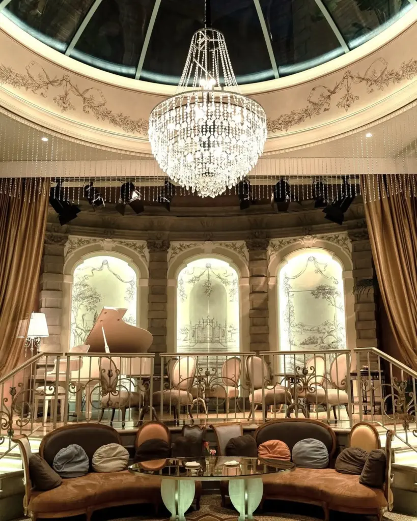 chateau monfort ambience