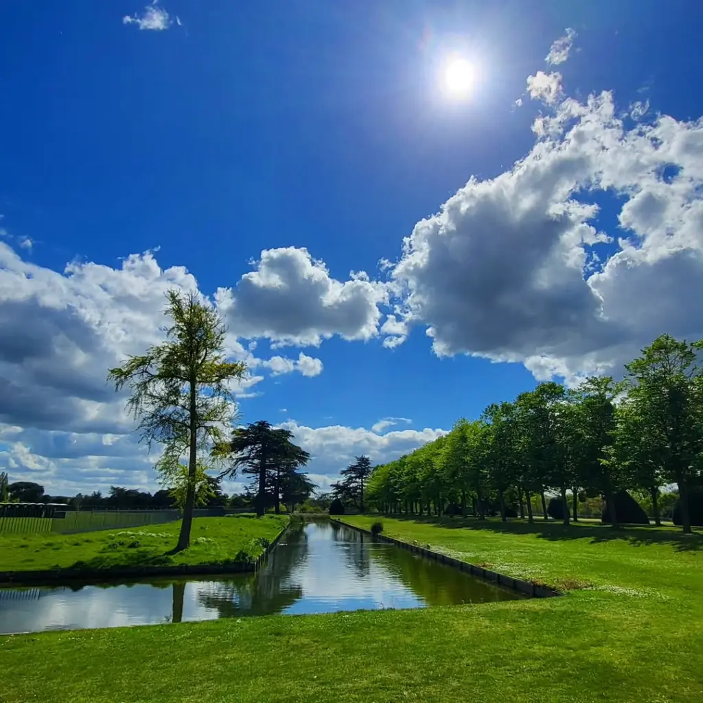 Exploring Hampton Court Palace gardens