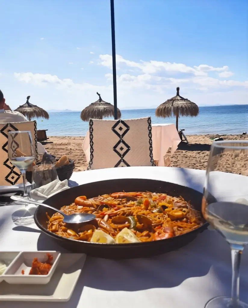 seaside dining at Escuela de Pieter