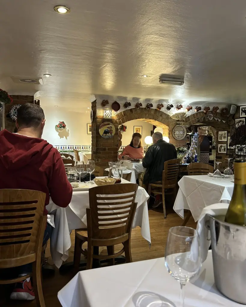diners at Los Hermanos