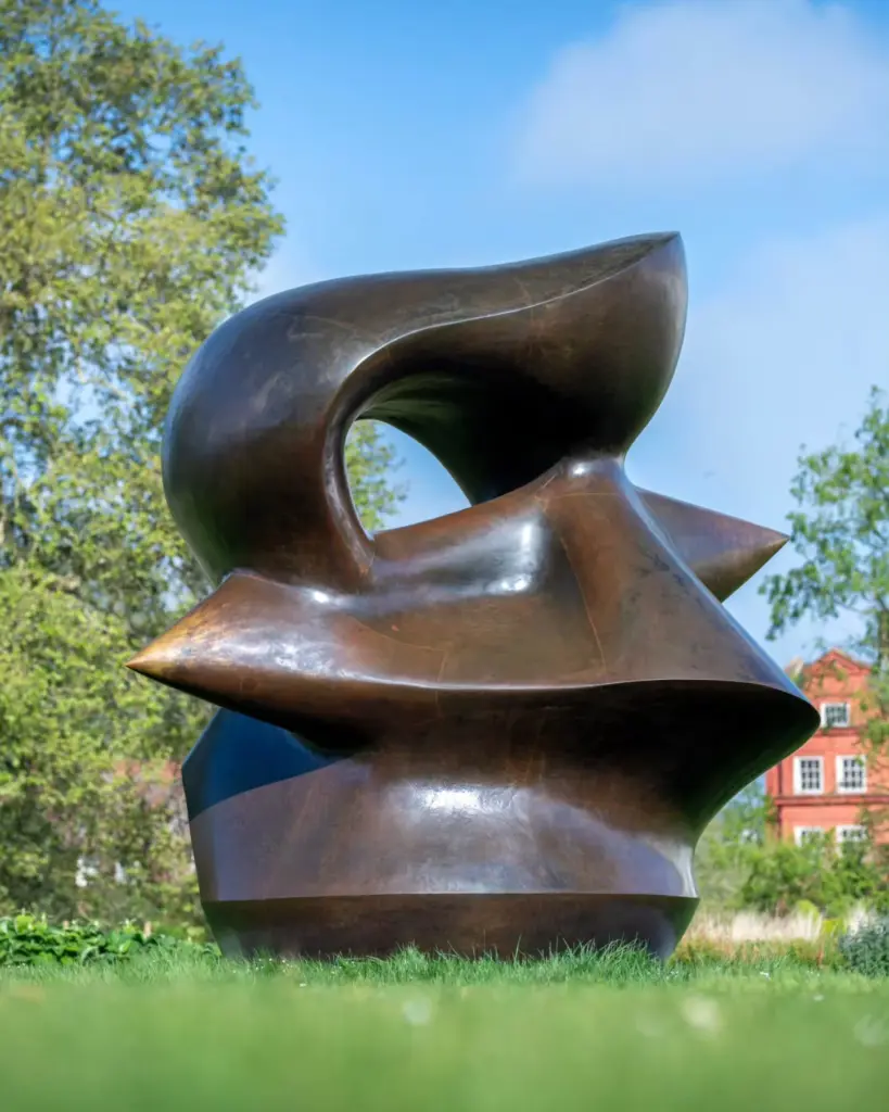Henry Moore sculpture in Kew Gardens