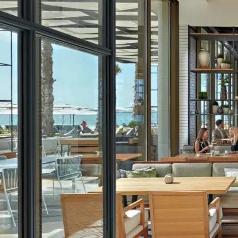 Hilton Dubai Palm Jumeirah: Beachfront Luxury on Dubai’s Iconic Island